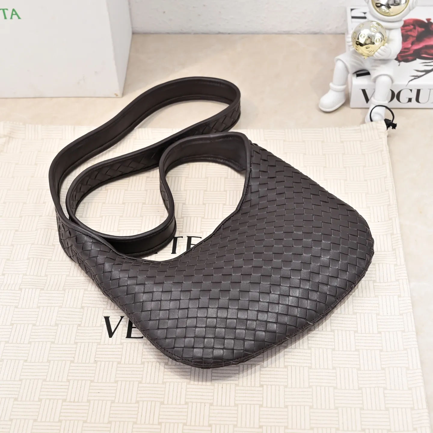 Batch 1660 BV intricate woven leather crossbody bag. Practical design. Made of soft cowhide weaving technology. The upper body has a high-end feel [Victory] zipper opening and closing method, which makes it more secure. It is light and comfortable to use. The crossbody shape is large enough and has full fashion attributes. ‼ ️Regardless of men and women, it is super versatile for any crowd or scene. Size: 27*17*2.5cm Model: 6918